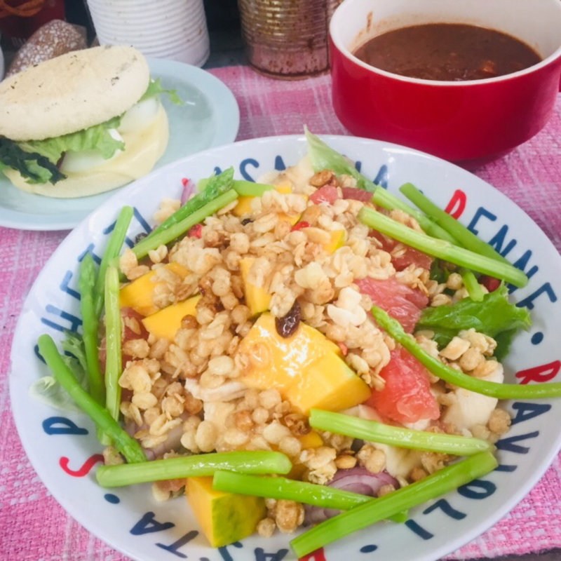 エッグチーズマフィンとアスパラとグラノーラのフルーツサラダにビーフベジタブルスープ(BOXX Coffee & X-presso)