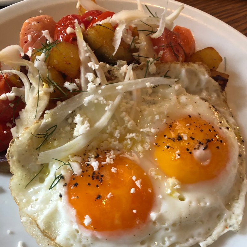 フライドエッグとサツマイモのハッシュ(IVY PLACE)