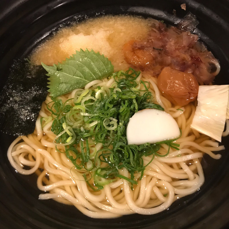 梅干しのおうどん(おいしいおうどん つるとんたん BIS TOKYO)