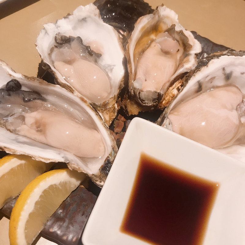 生牡蠣2種4個盛り(中目黒 牡蠣入レ時 )