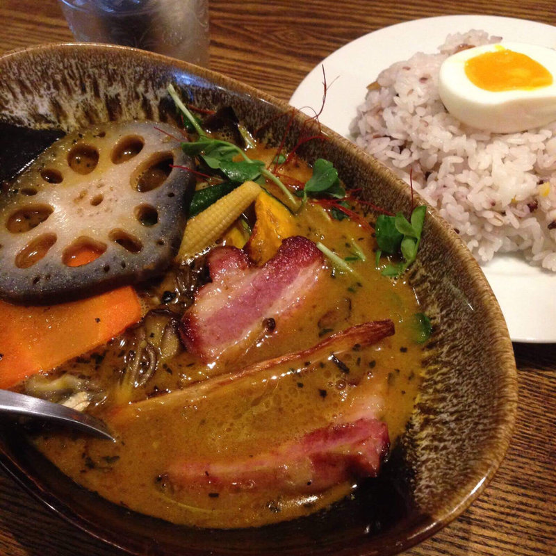 北海道十勝産のベーコンと仲良し焼きチーズ木の子 えびスープカレー  ザンギ トッピング大盛り (スープカレー ポニピリカ 下北沢店)