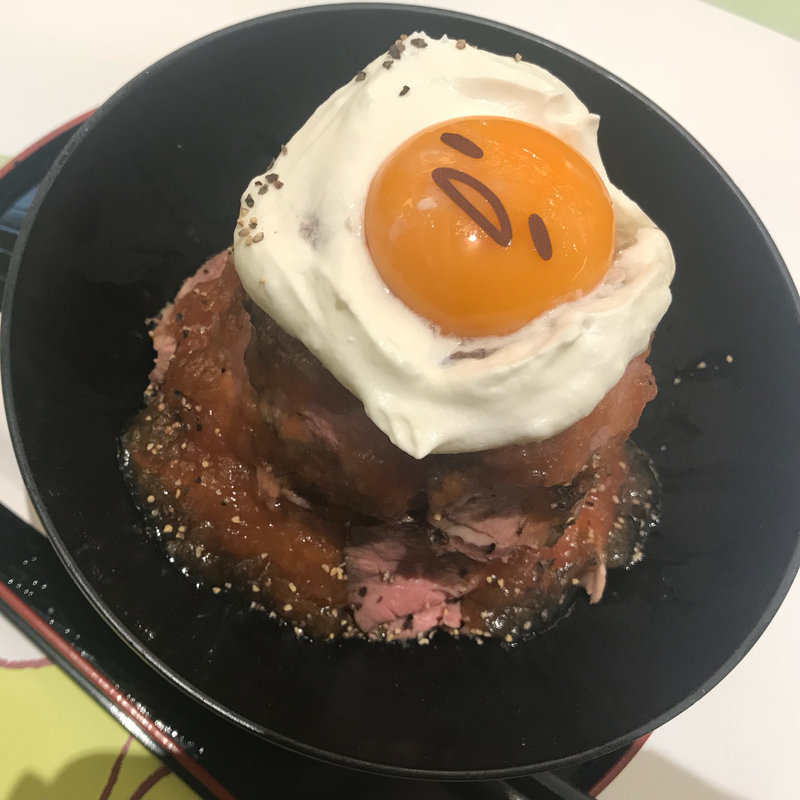 マウンテン！ローストビーフ丼(ぐでたまかふぇ)