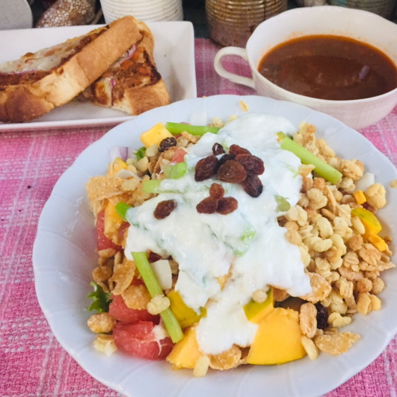 ミートビザトーストにグラノーラフルーツヨーグルトサラダと定番 ビーフベジタブルスープ(BOXX Coffee & X-presso)