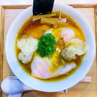 わんたん入り醤油らぁ麺(らぁ麺屋 飯田商店)