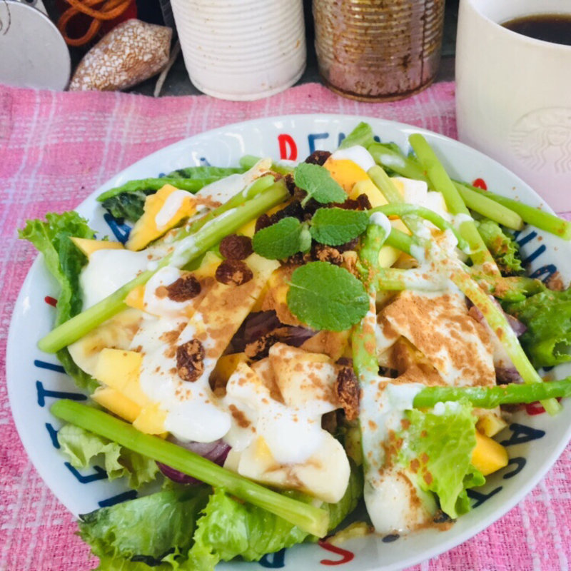 アスパラとドロピカルフルーツのヨーグルトサラダ (BOXX Coffee & X-presso)