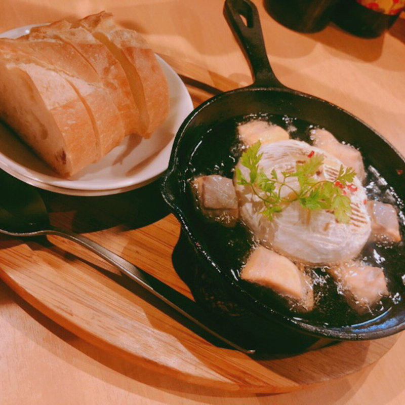 サーモンとカマンベールチーズのアヒージョ(サーモンバル パーシャ)