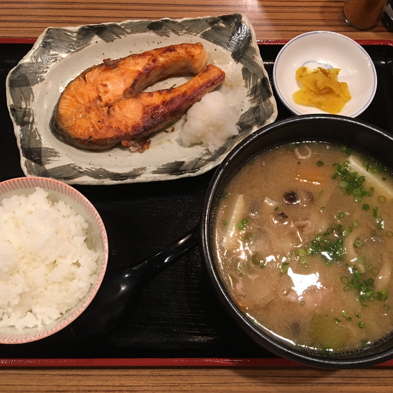 野菜たくさんの豚汁と銀鮭の塩焼き定食(武屋食堂 広瀬通り店 )