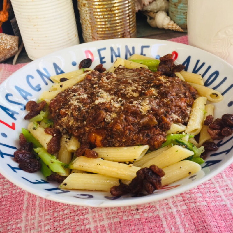 アスパラとレーズンのペンネアラビアータ(BOXX Coffee & X-presso)