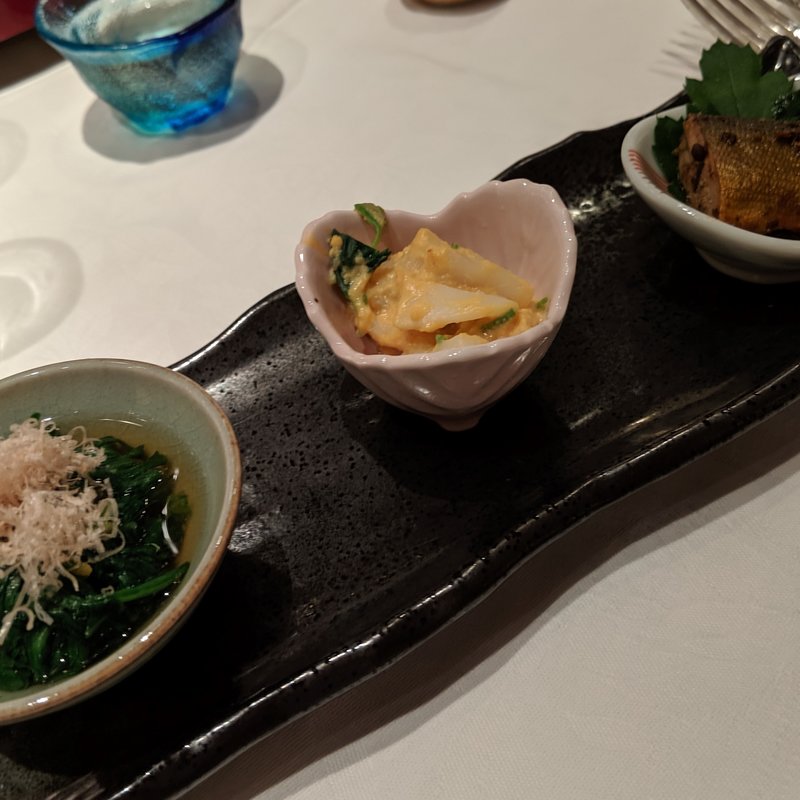 子持ち鮎の有馬煮、鯛と春菊の身浸し、烏賊の黄身酒盗和え(三笠会館本店)