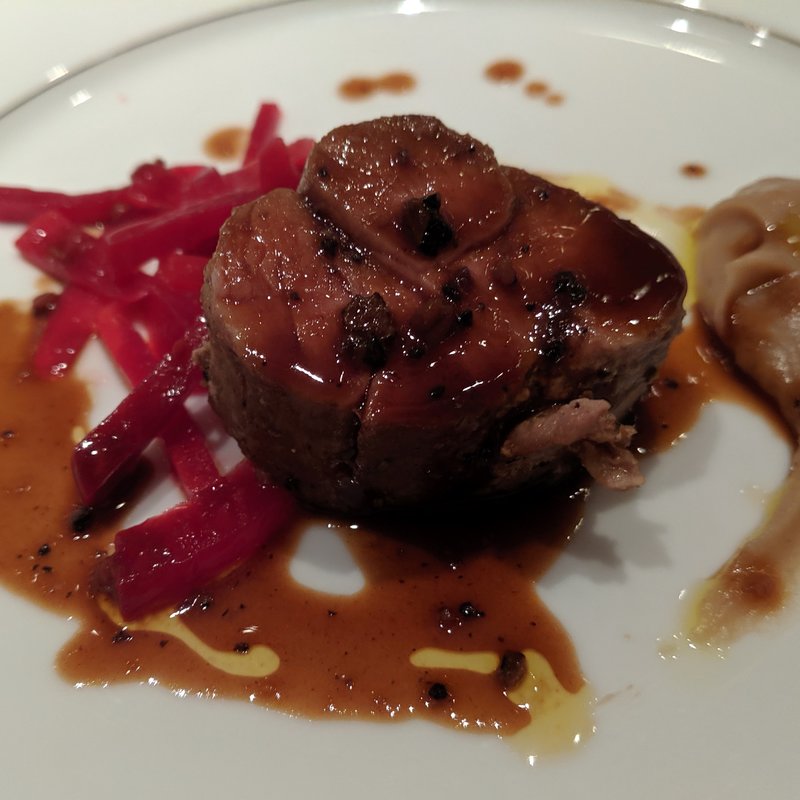 酒粕でマリネした麦小町豚フィレ肉の低温ロースト(三笠会館本店)