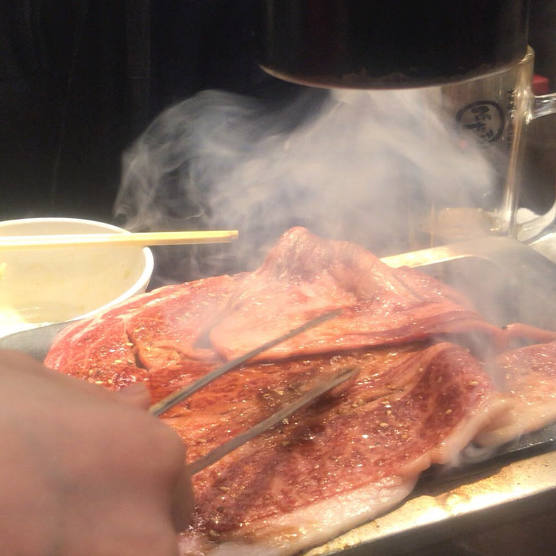 名物黒毛和牛のはみ出るカルビ(大阪焼肉・ホルモン ふたご 恵比寿店)