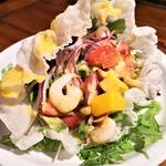海老とアボカドのトロピカルサラダ(バリラックス ザ ガーデン 梅田 （BALILax Marubiru Garden Cafe）)