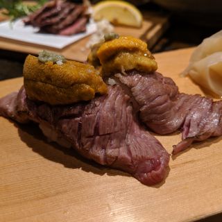 うにのせ和牛炙り寿司(魚の田が肉)
