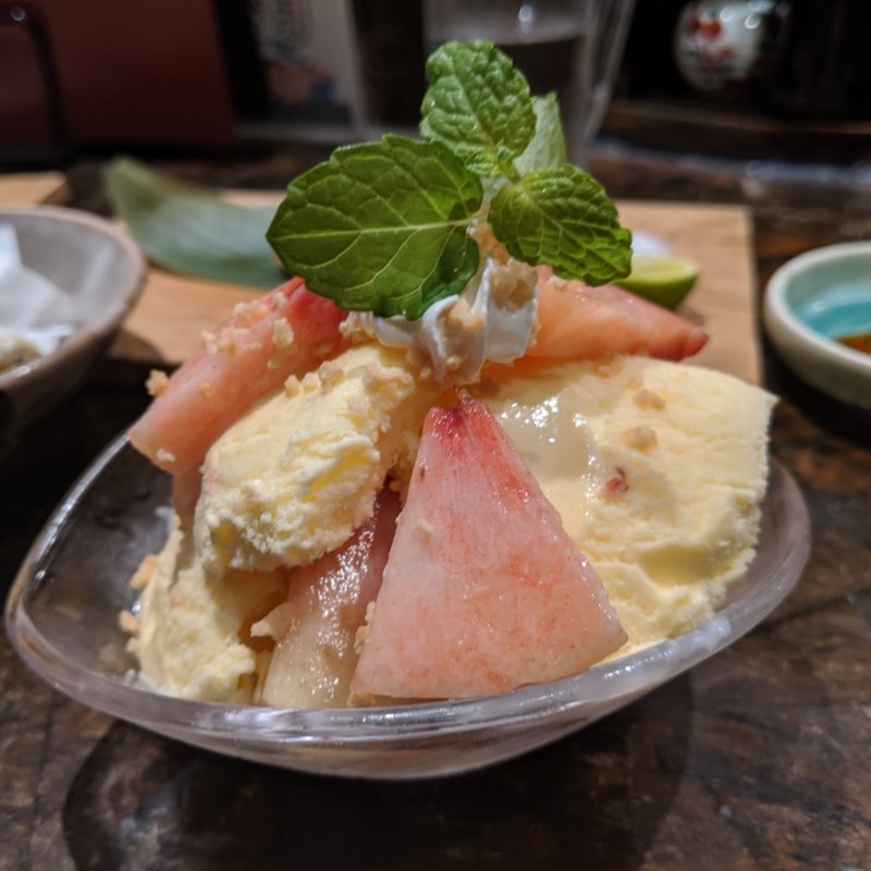 桃のパフェ(魚の田が肉)