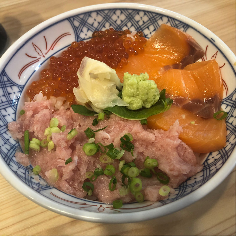 サーモンいくらネギトロ丼(浜焼ドラゴン　大阪駅前第３ビル店)