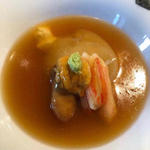 吉切鮫フカヒレの姿煮生湯葉と雲丹、松茸と蟹を添えて