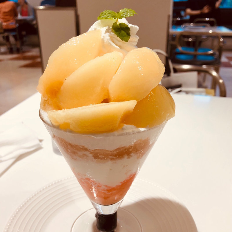 桃パフェ(タカノフルーツパーラー パフェリオ本店)