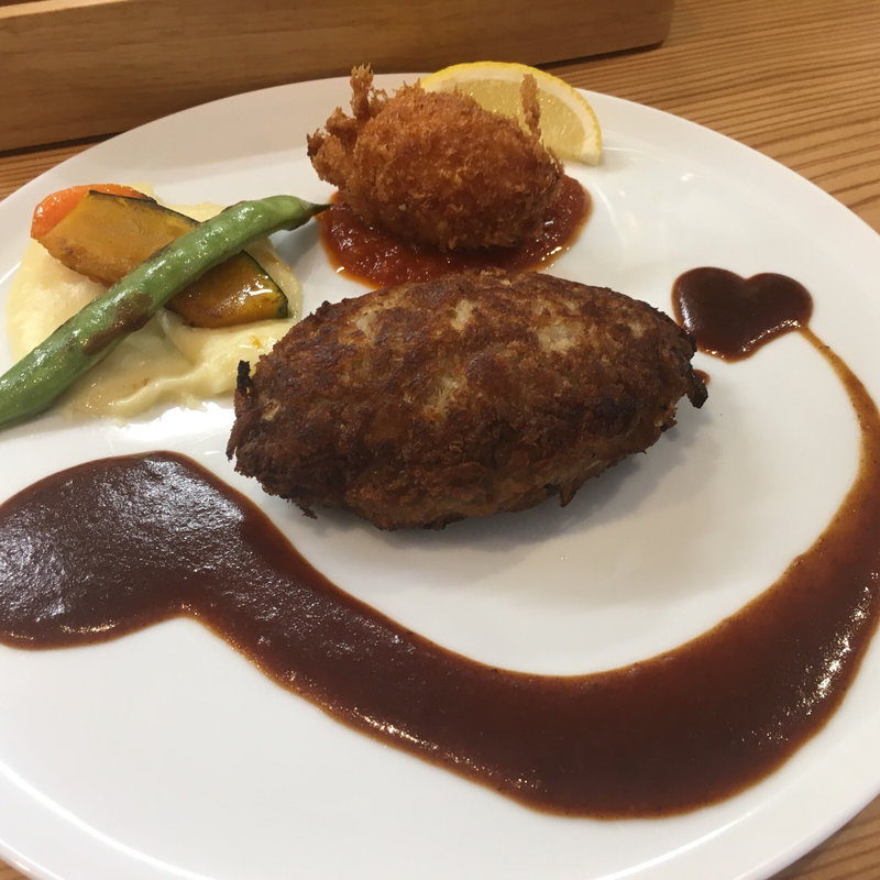ハンバーグ&ズワイ蟹のクリームコロッケ(キッチン俊貴)