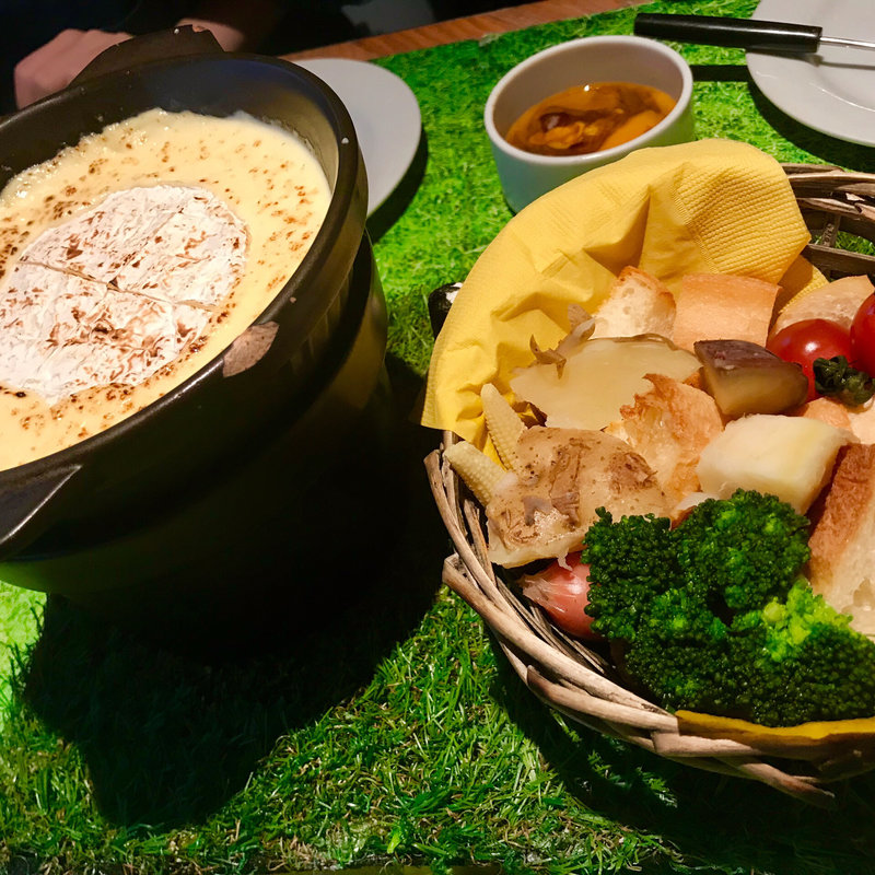 牧場カマンベールチーズフォンデュ(ジャンブーカ （Jambuka）)