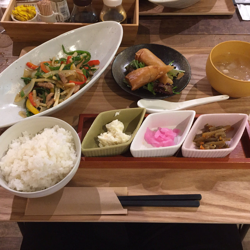 青椒肉絲と春巻(創作中華KARIN)