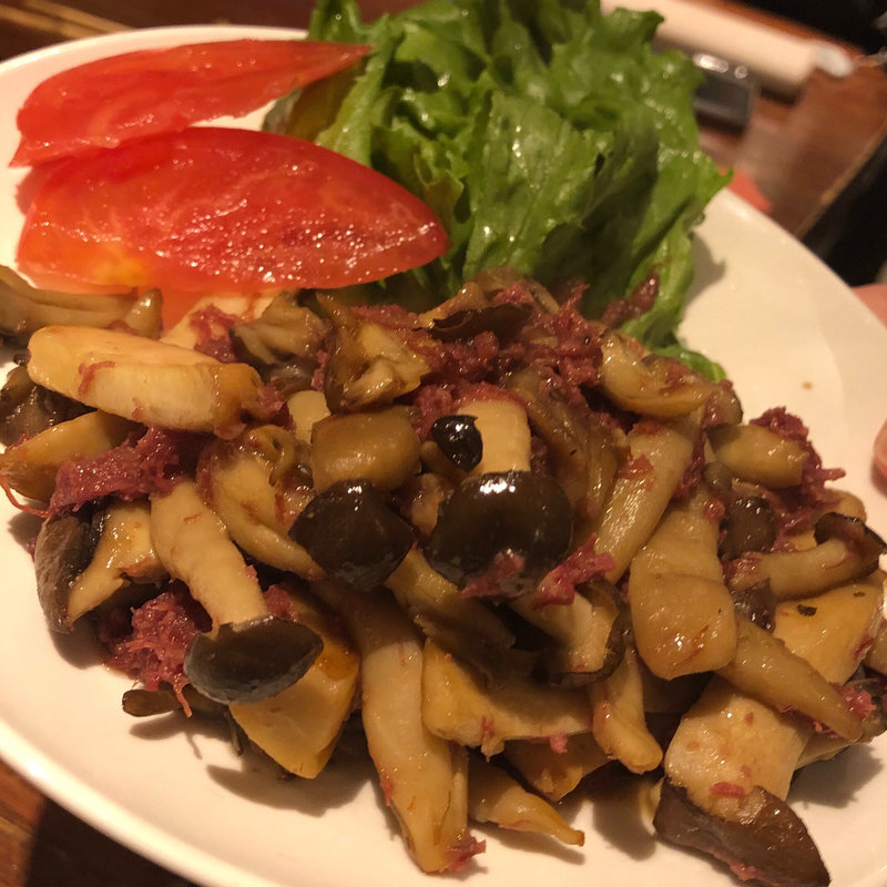 木の子とコンビーフのバター醤油炒め(居酒屋 なつみ)
