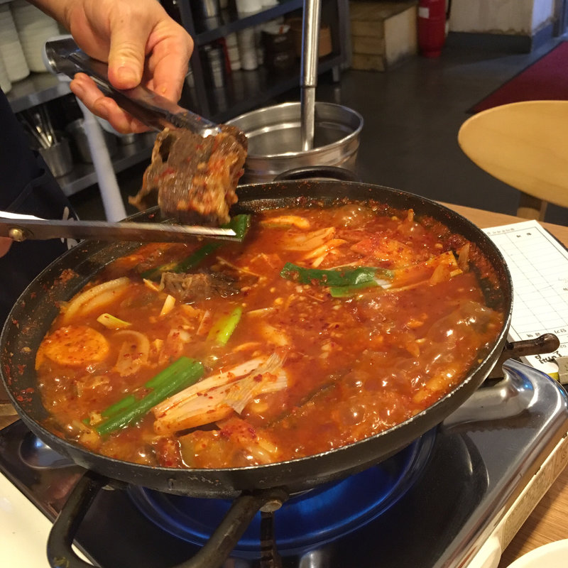 カルビの煮込み(청자매운갈비찜)