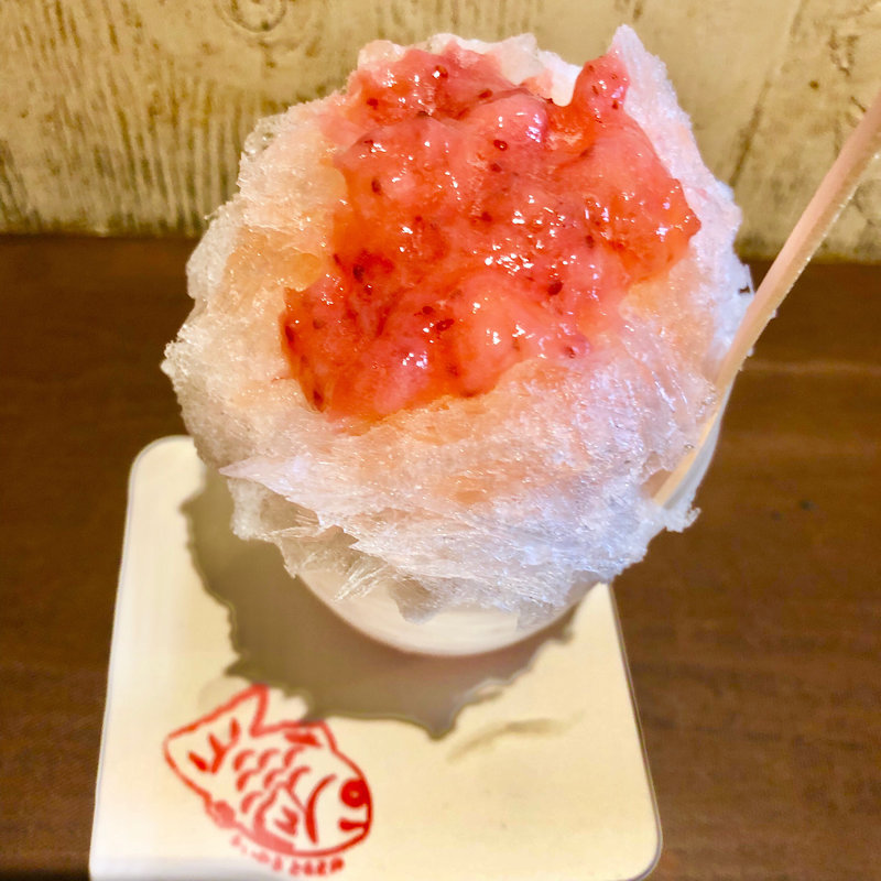 いちごと自家製練乳のかき氷  （ハーフ）(たいやき ともえ庵)