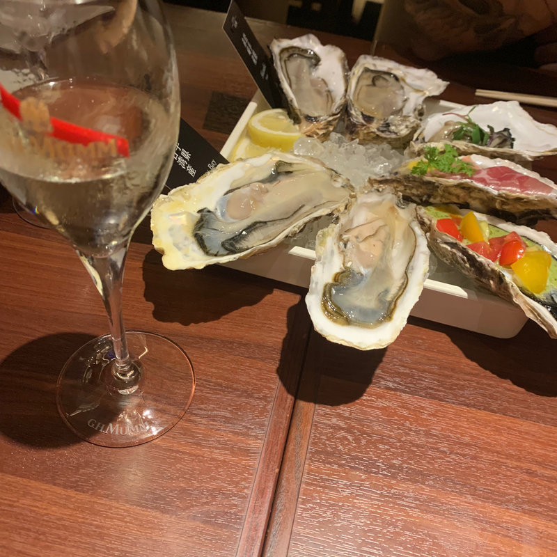 生牡蠣(ザ・カーブ・ド・オイスター （THE CAVE DE OYSTER）)