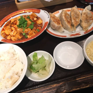 マーボ豆腐と焼餃子4個定食(タイガー餃子会舘 田町店)