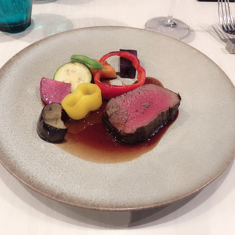 蝦夷鹿内もも肉のポアレ、ソース・ポルト(タストゥー)