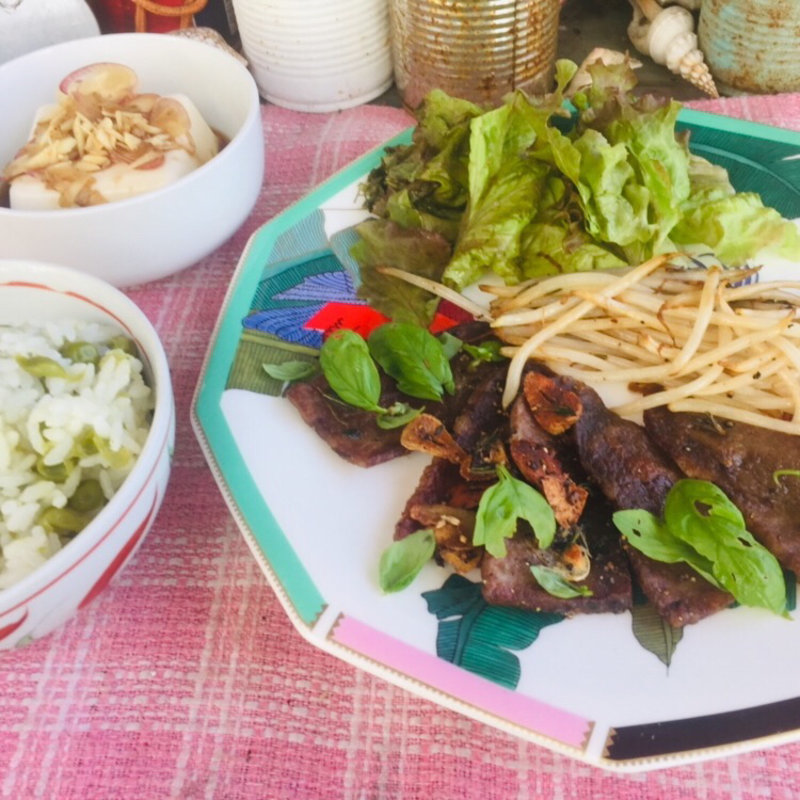 ロースビーフのニンニク香草焼きにグリーンピースライス(BOXX Coffee & X-presso)