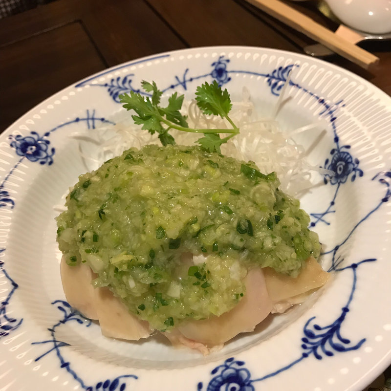 蒸し鶏のネギ油ソース(紅鶴)