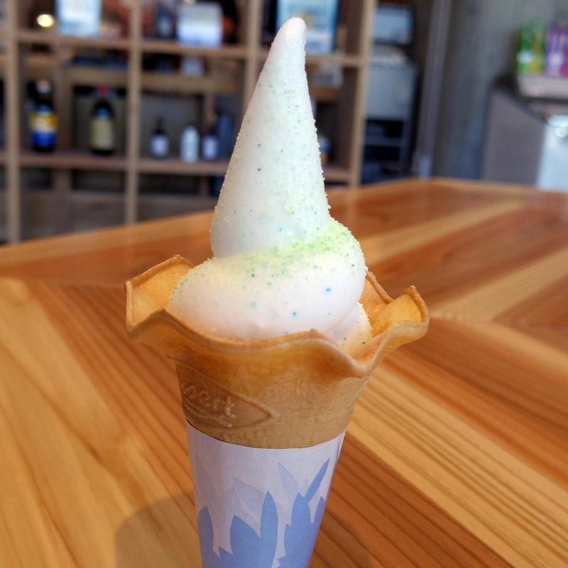 ソフトクリーム　マスカットサイダー味(すなば珈琲 高田松原店)
