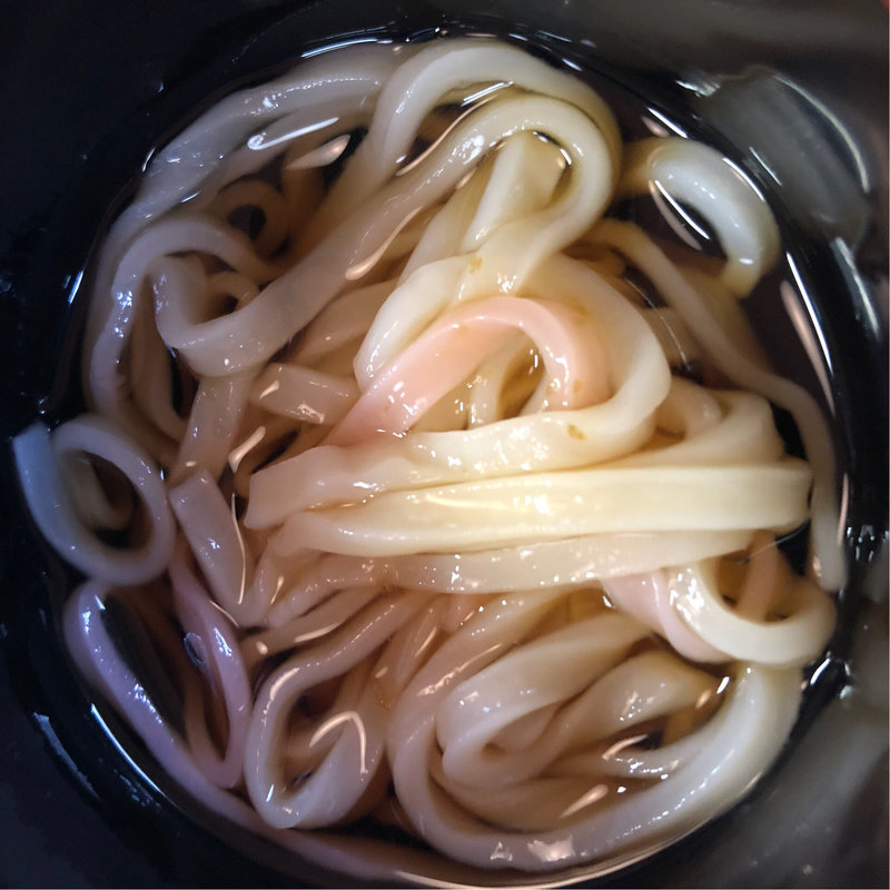 サービスの冷たいゆず風味のうどん(梅のくら)