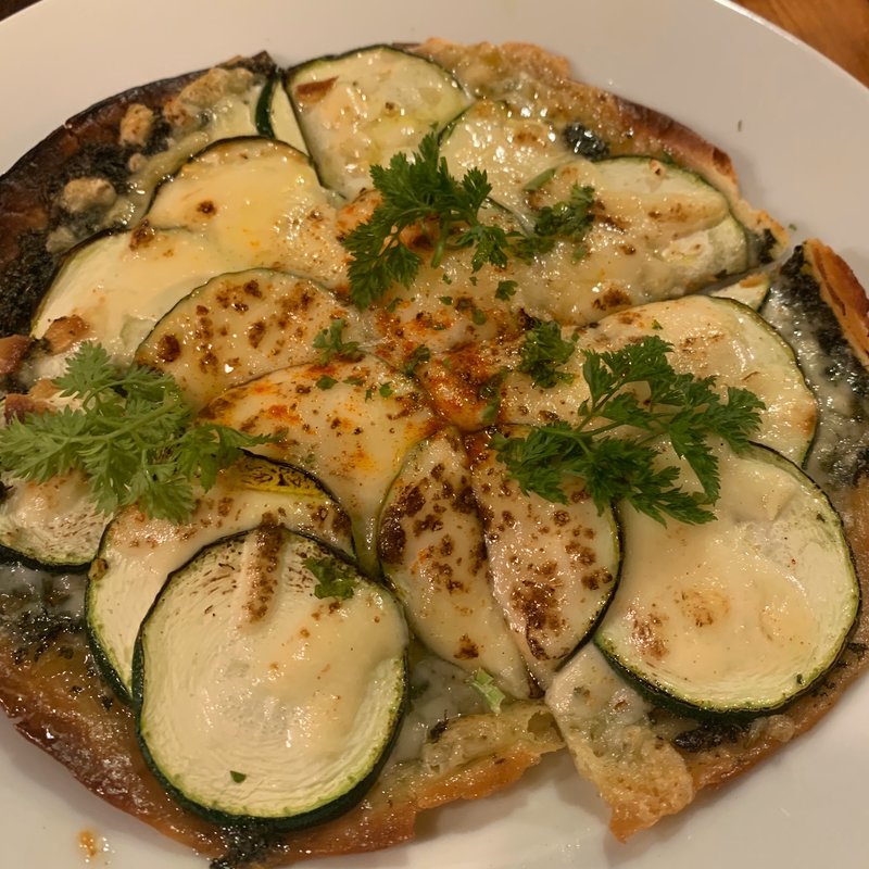 紫蘇のジェノベーゼとズッキーニのミニピザ(洋食バル ウルトラ )