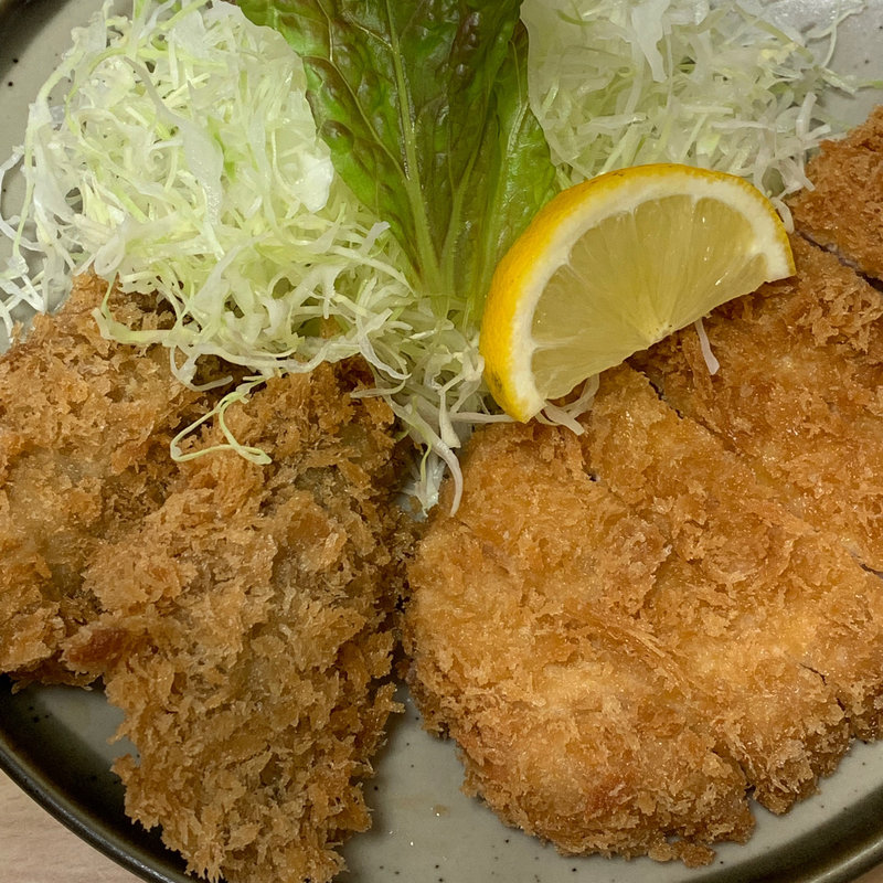 カキフライ2個とロースカツ(とんかつ 藤芳(ふじよし))