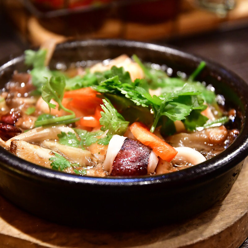 海老・イカ・木の子のベトナムアヒージョ(バケット付)(ベトナムビストロ バンフィールド 小石川後楽園)