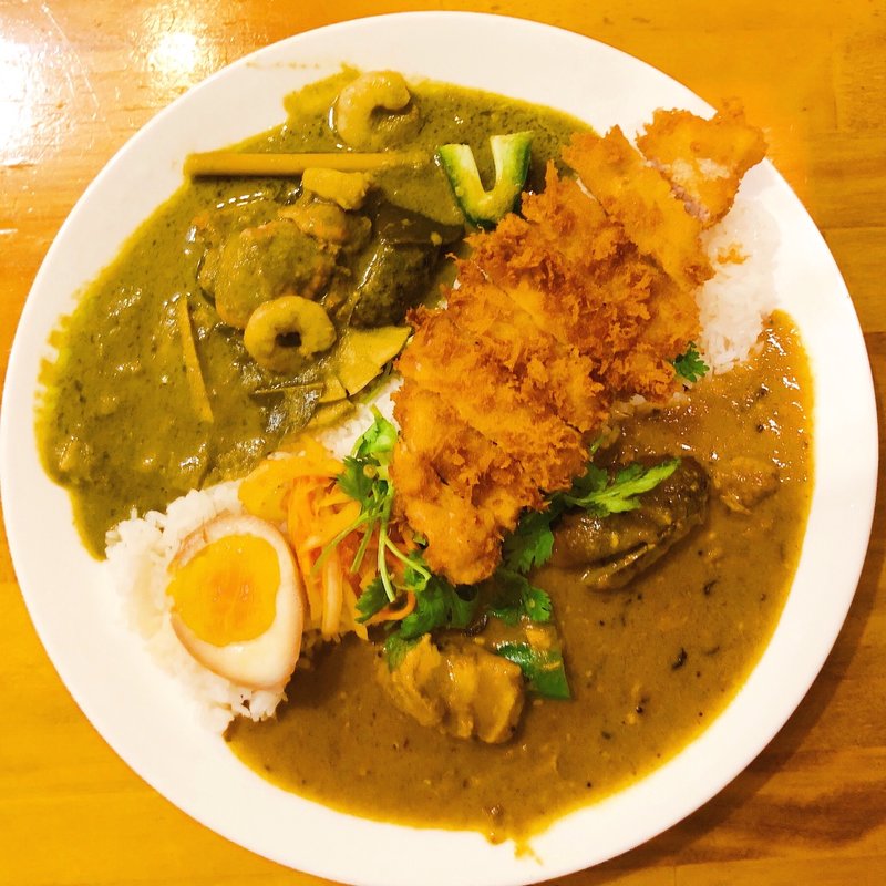 2種盛り（グリーンパクチー、ホールスパイス）　赤身カツトッピング(ロダン)