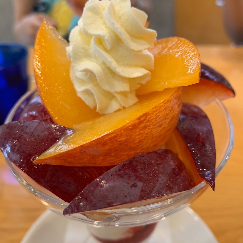 プラムのパフェ(フルーツパーラーゴトー )