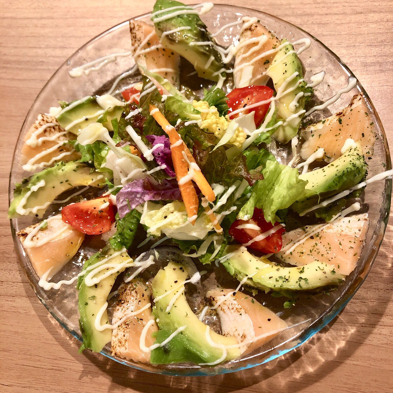 サーモンとアボカドのカルパッチョ(産地直送ダイニング陽芽)