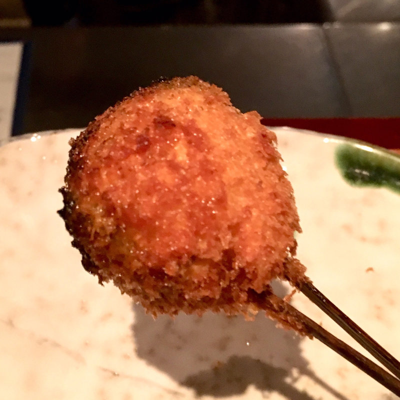 黒胡麻豆腐のベーコン巻き（串揚げ）(串揚げ ふくみみ)