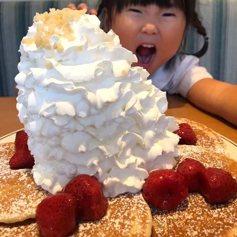 ストロベリー、ホイップクリームとマカダミアナッツ(Eggs ’n Things ららぽーとEXPOCITY店)
