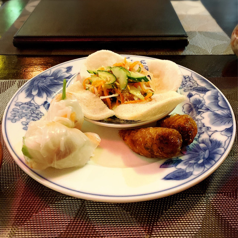 春巻きとキュウリチキンサラダ(ハノイフォー)