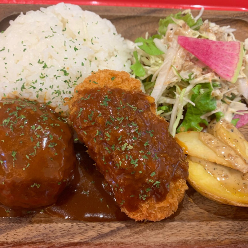 ハンバーグとカニクリームコロッケ(RANCHOS KITCHEN ニトリモール枚方)