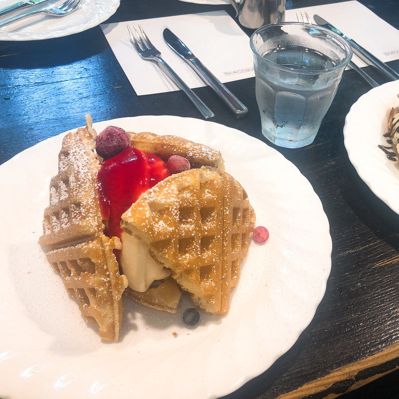 木いちごとクリームチーズのアイスクリームワッフル(茶房こもん （さぼうこもん）)