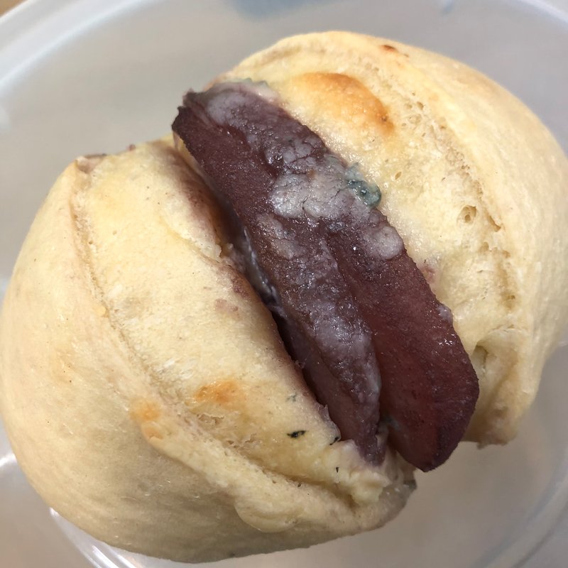 梨のコンポートとゴルゴンゾーラ(NANA CAFE BAGEL)