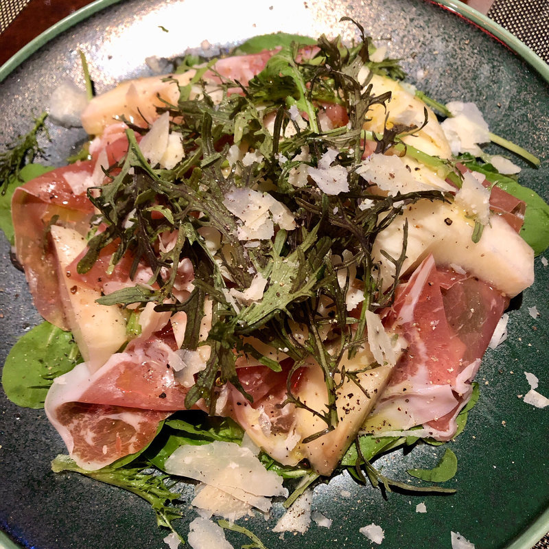 白桃と生ハムのサラダ(Cucina)