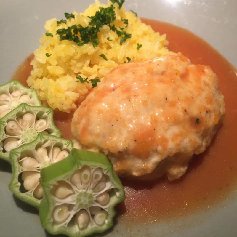 魚介のクネル オマール海老のアメリケーヌソース サフランライス添え(CAMELEON)