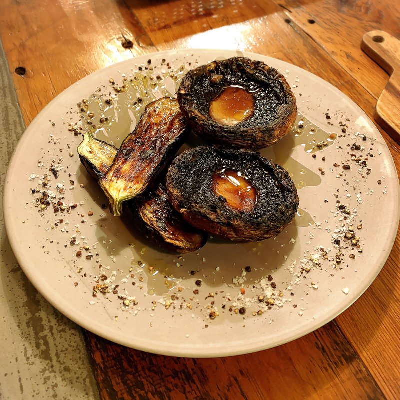 ジャンボマッシュルームと秋茄子の炭火焼き(TABLE O TROIS)