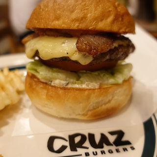 ベーコンチーズバーガー(CRUZ BURGERS & CRAFT BEERS (クルズバーガーズ アンド クラフトビア))
